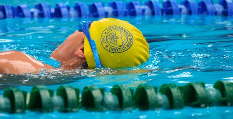 Fenerbahçe Ankara Yüzme Okulu havuzunda serbest stil yüzen sporcu